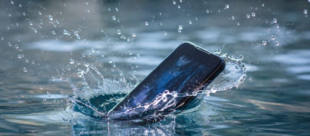 Що робити, якщо телефон впав у воду